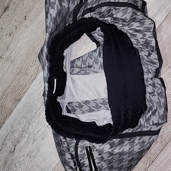 Lululemon Tracker shorts size 4 - Picture 8 of 8